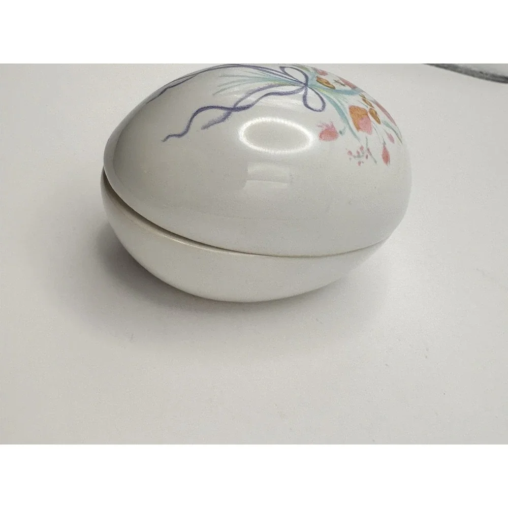 Trinket Dish Ring Avon Porcelain Egg Shaped Flowers and‎ Ribbon GFT6314 1990